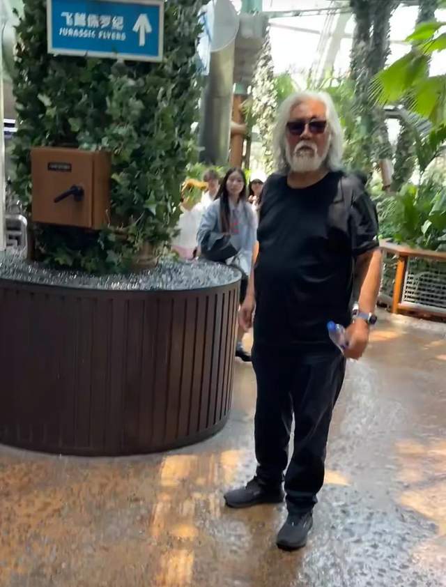 74岁张纪中游乐场训哭娇妻！背娃累瘫烈日下，网友：命硬也顶不住