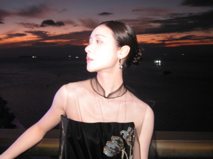 徐娇黑色薄纱裙写真，仙气飘飘真有感觉