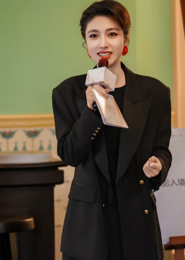 主持人何卿分享最新工作美照，一身黑西装优雅又高级