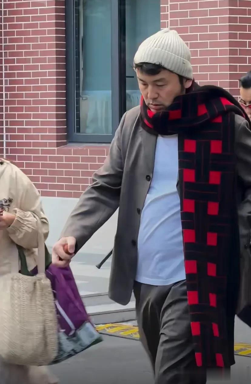 上戏八十周年校庆，郑恺牵苗苗现身，杜江陈赫出席雷佳音发型抢镜