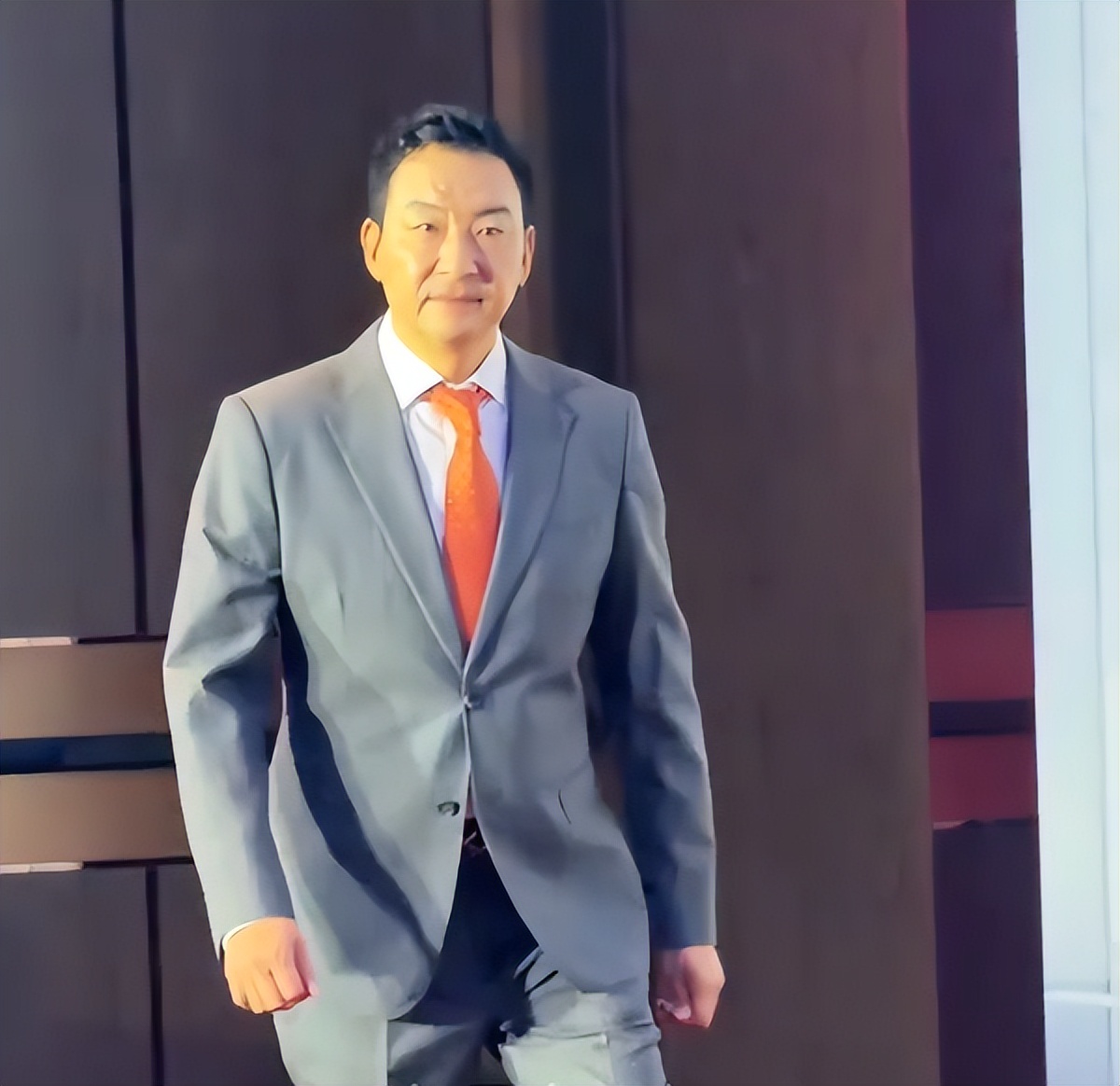 电影节红毯，颜丹晨深V性感，杜雨宸穿抹胸，76岁王馥荔艳冠群芳