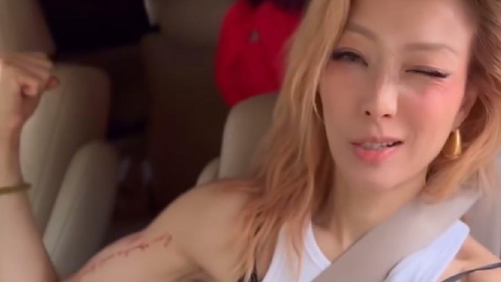 郑秀文晒视频：展示手臂肌肉线条，嘟嘴微笑很惬意！