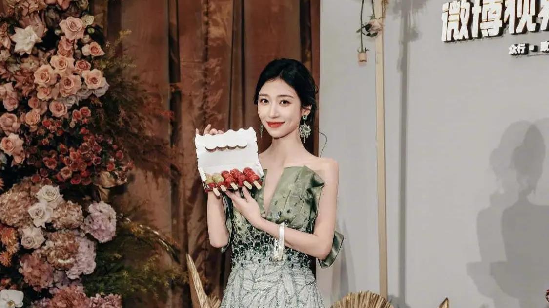 王格格亮相微博视界大会，新绿造型美出圈，骨相美人引全网热议