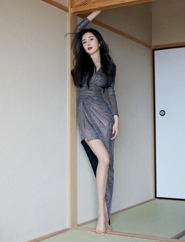 杨幂太美了,尤其是脚