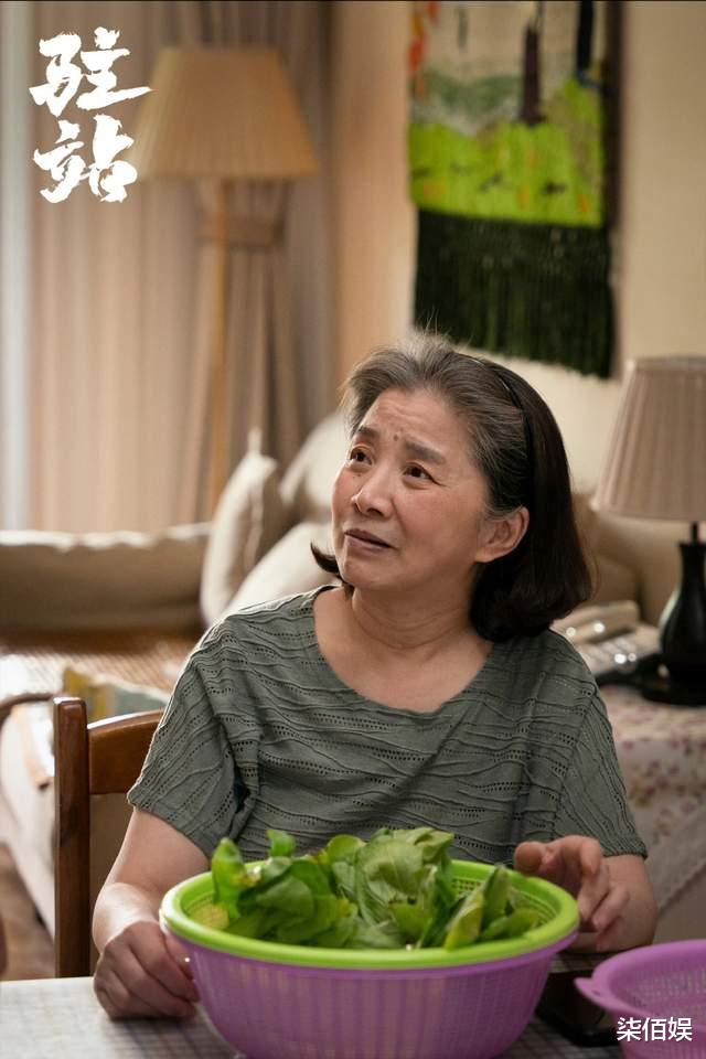 “大脚娘”迟蓬逛超市被偶遇,打扮好朴素,真人看起来也是老年人