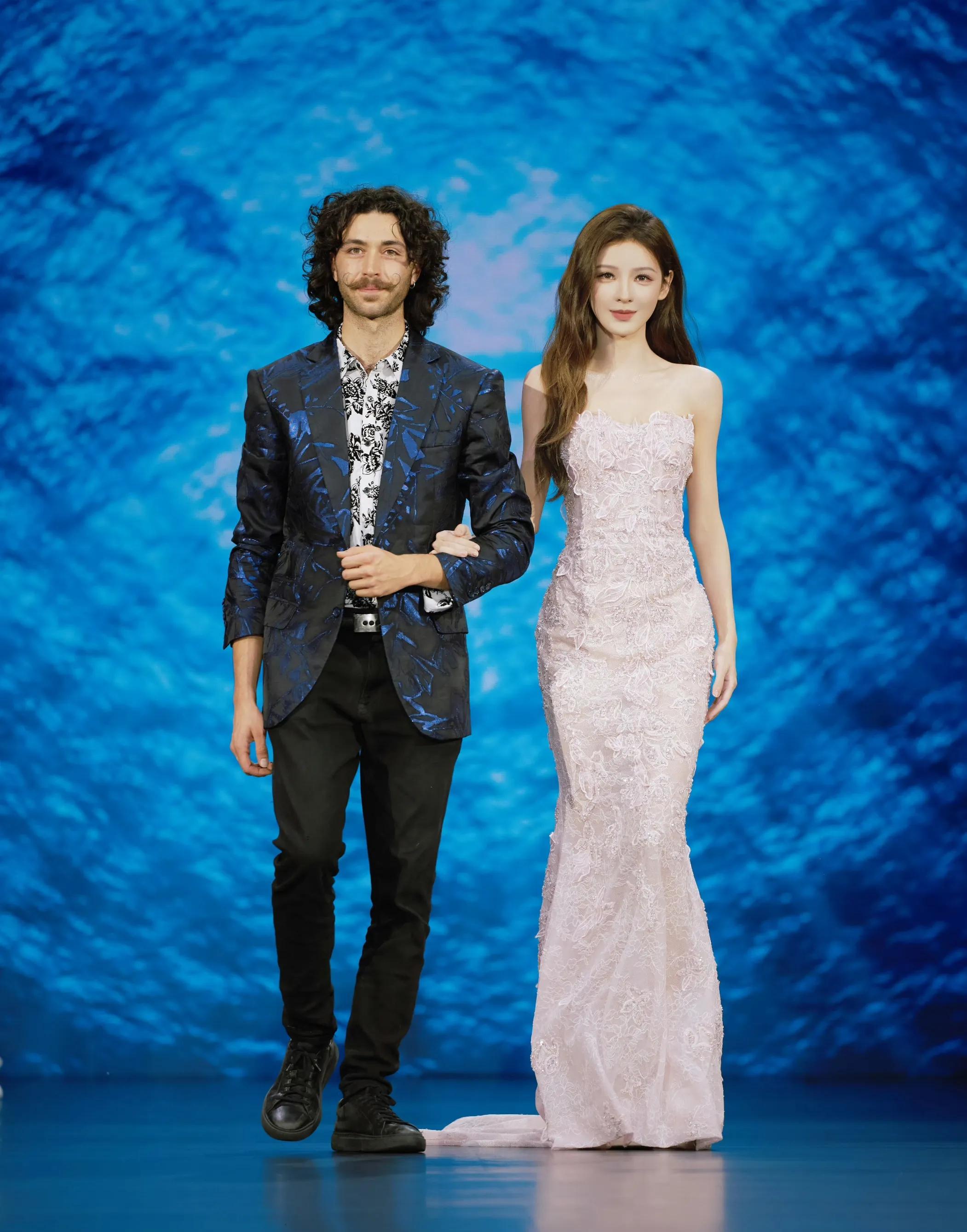 张予曦婚纱写真美图