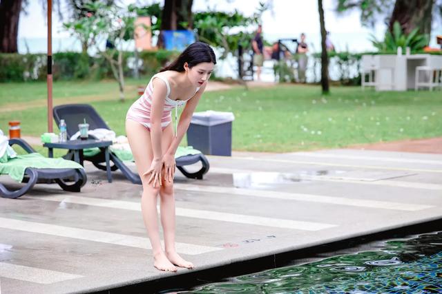 卢昱晓 ??? 泳装照太清纯了