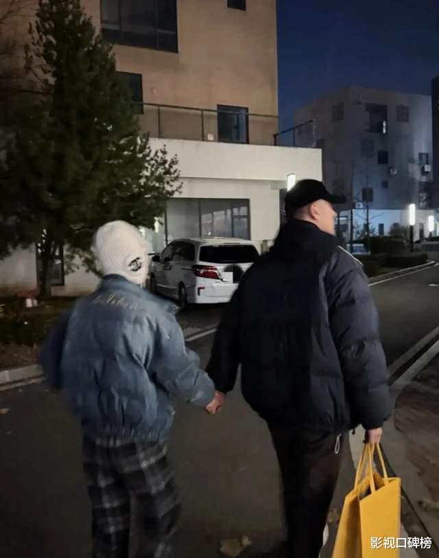 任重46岁生日，夫妻俩撒狗粮，退圈多年孙骁骁状态很好，婚姻幸福