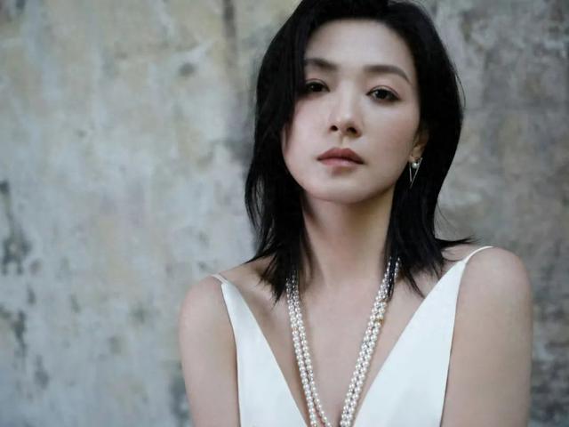 43岁万茜再破“天花板”:这一次,她让整个娱乐圈“沉默”了!