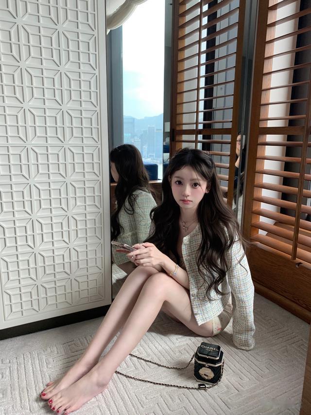 王思聪带懒懒在日本玩，逛精品店吃路边摊，网友：小女生就是好哄