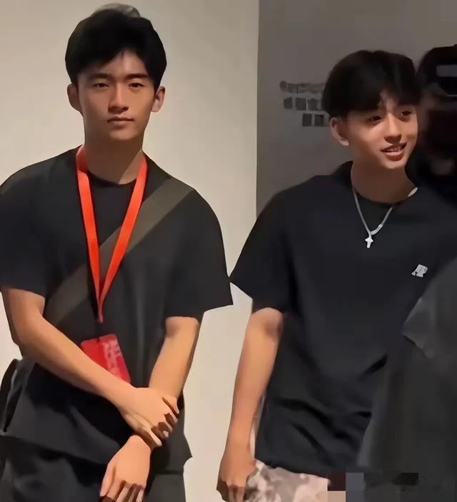 44岁张柏芝三胎儿子首曝光,鼻梁高挺,眼睛深邃,颜值超两个哥哥