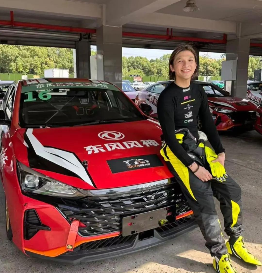 香港男星42岁生日考齐巴士牌照,曾拍摄中途被减片酬仍坚持拍戏