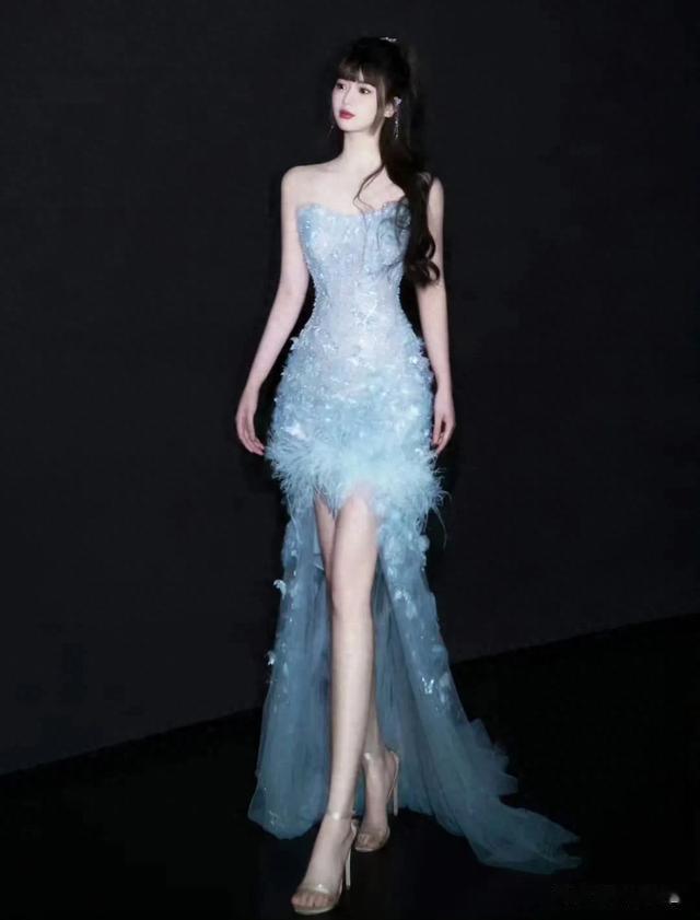 这件礼服你第一眼想到哪位女星