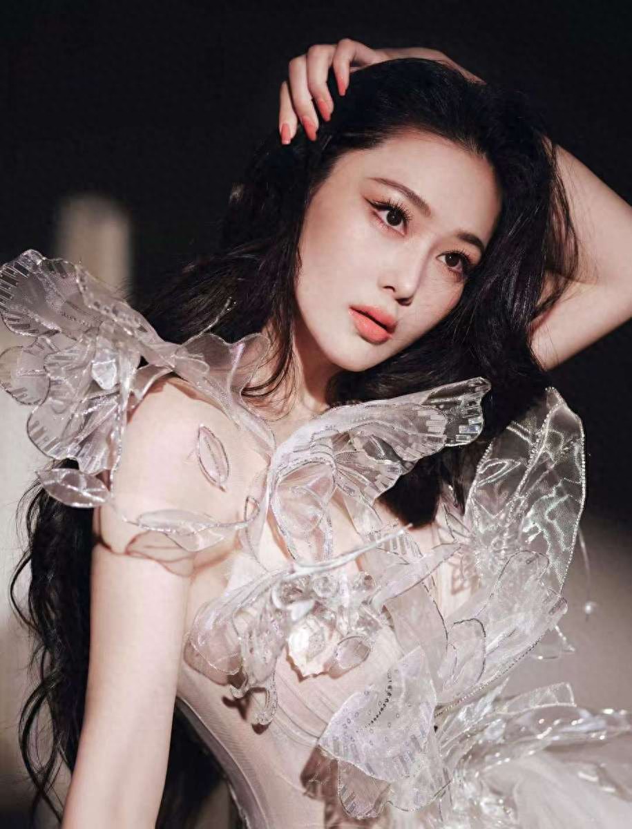 张馨予穿蝴蝶纱裙勾勒完美身材 眼神清冷妩媚