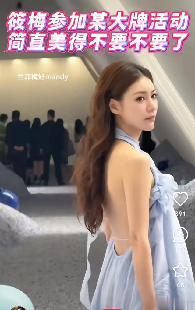 马筱梅穿露肩短裙一个人逛街，少妇韵味浓！真人比照片漂亮太多