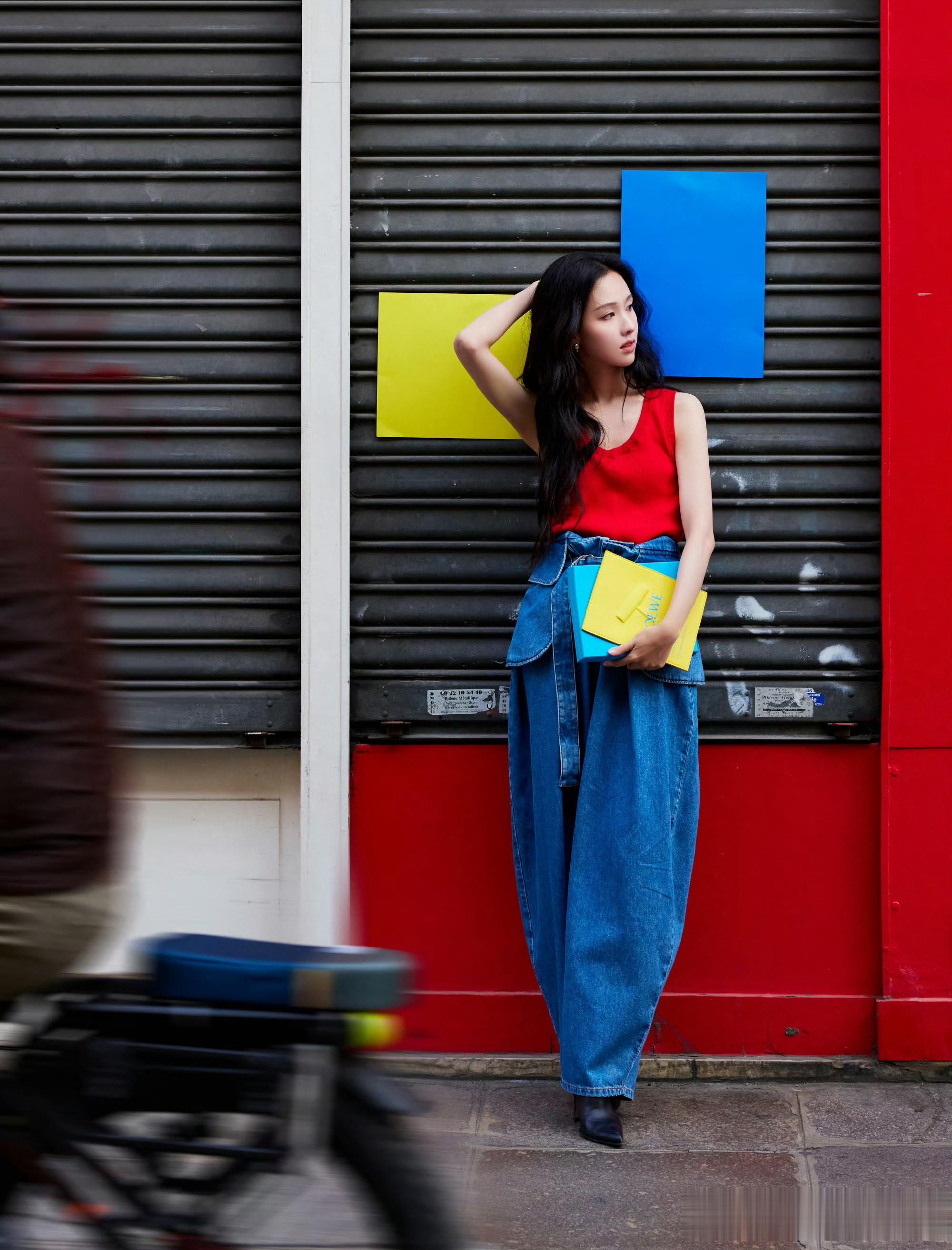 陈都灵巴黎街拍:红背心牛仔阔腿裤,撞色穿搭尽显法式随性魅力