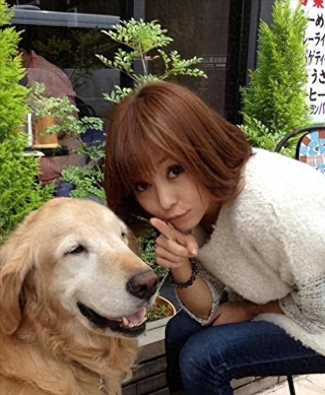 她曾是上海知名主持，公开指责同事破坏自己家庭，如今已成女老板