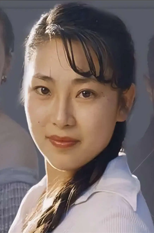 利智以泪洗面,被李连杰抛弃、住地下室10年的黄秋燕却成人生赢家