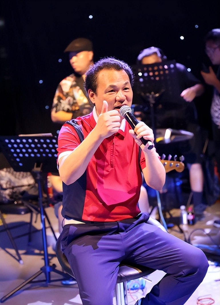 曾是上海顶流歌手，娶小27岁朋友女儿为妻，如今63岁已是歌厅老板