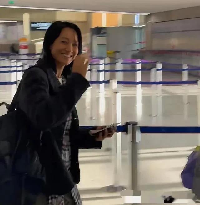 44岁朱丹和女儿现身机场，她的气质土土的，还没有旁边的路人漂亮