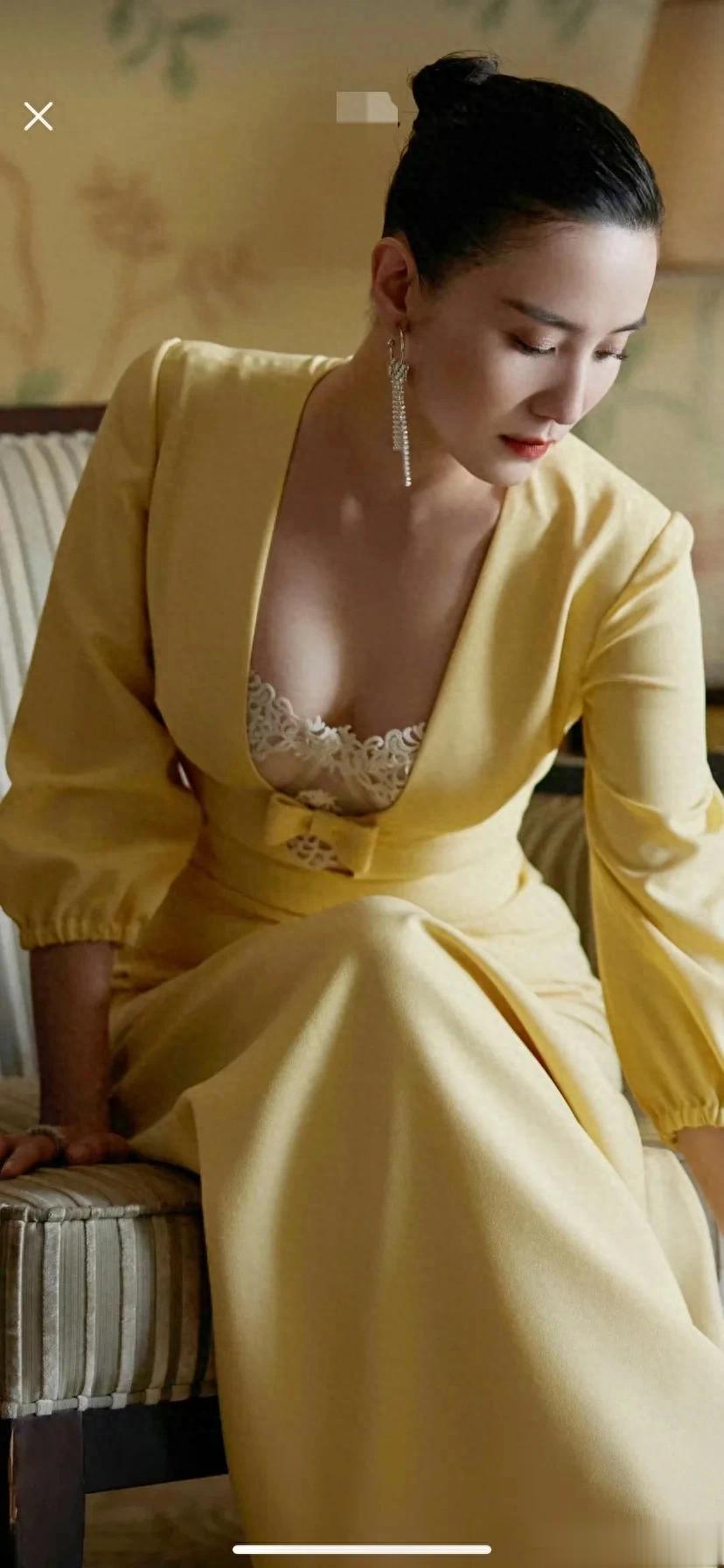 宋佳这身黄色深V连衣裙子太抓眼了惊艳到了设计干练优雅成熟知性