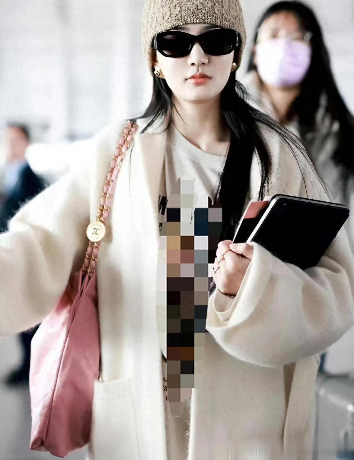 徐璐机场私服真会穿！白色大衣+印花卫衣+牛仔裤，时髦又减龄！