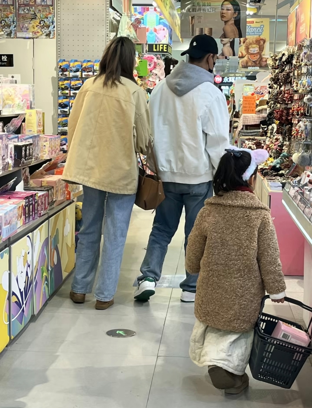 林峯陪张馨月回娘家过圣诞，一家三口逛超市，5岁女儿衣服显大