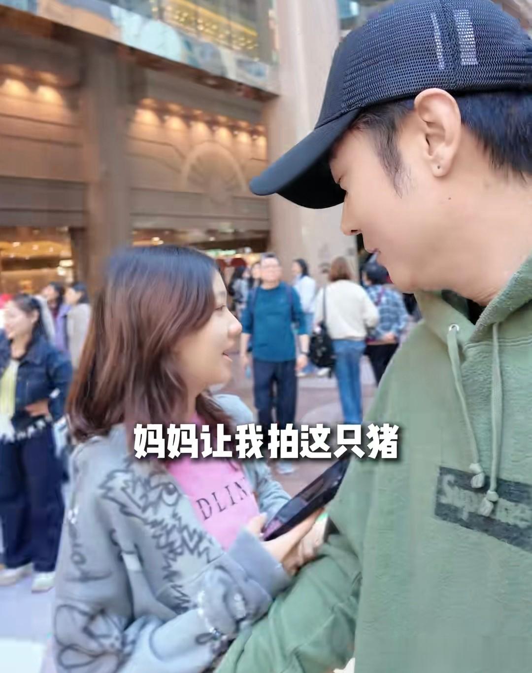 张丹峰陪老婆回香港，岳母一头白发很苍老，54岁洪欣的脸被打码