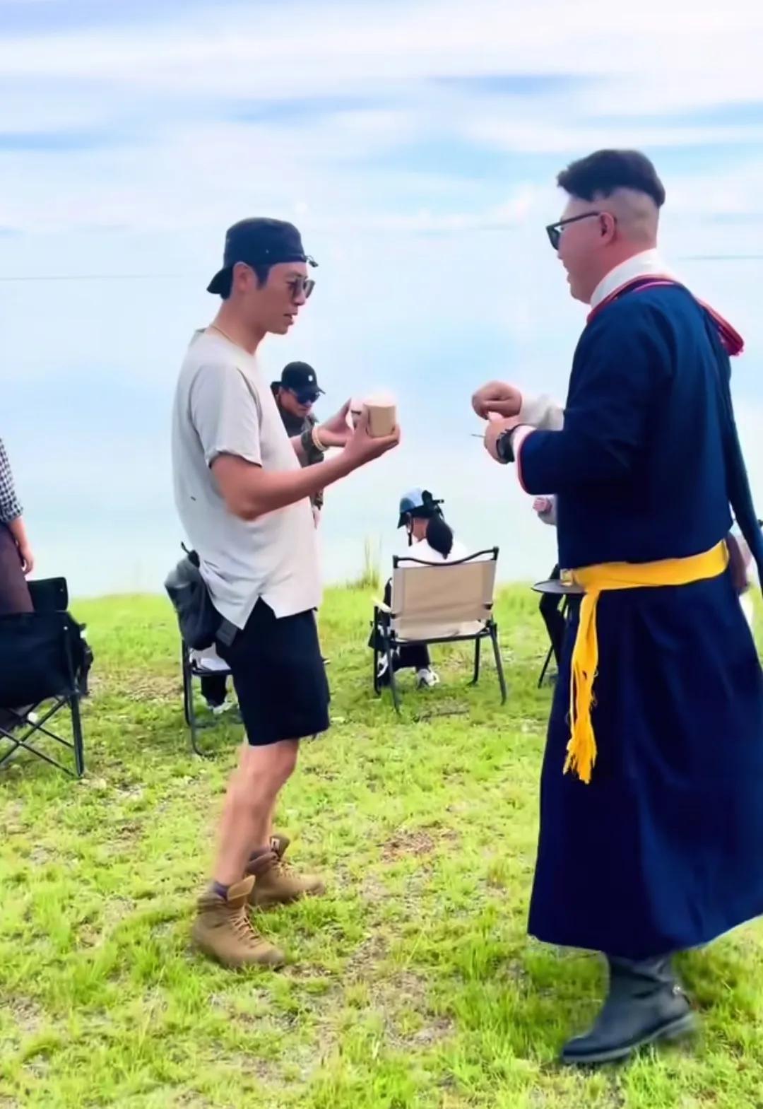 朱亚文夫妇内蒙古旅游,俩女儿大长腿好标致 沈佳妮素颜比化妆更美