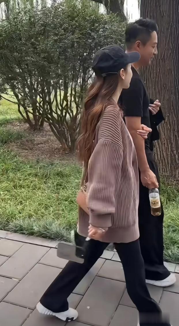 汪小菲和马筱梅现身北海公园，两个人手挽手散步，坐船游湖好浪漫