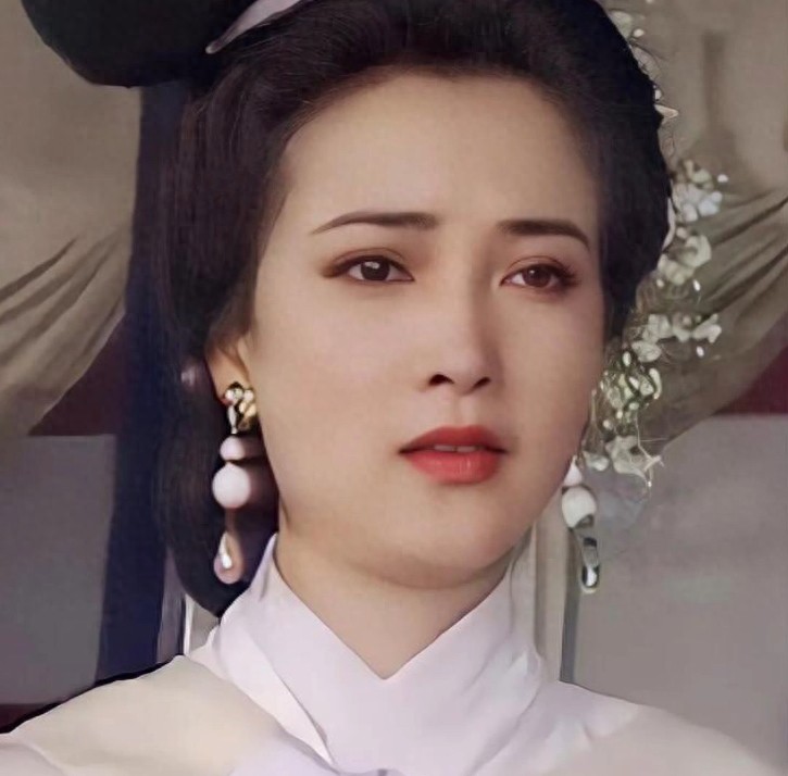 入殓师曝何晴告别仪式已经结束，门口围满媒体拍摄惹家属厌烦