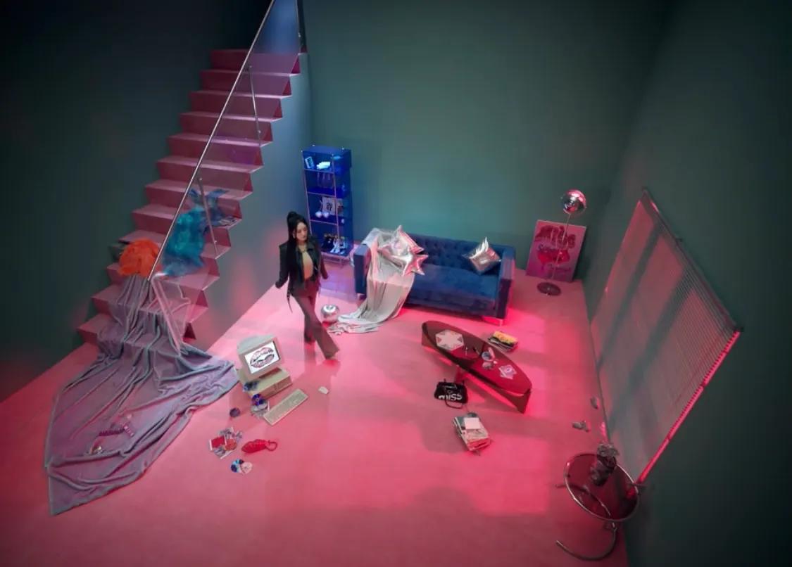 杨幂穿豹纹高跟鞋坐地上,她玩弹珠的样子很美,她长了一张建模脸