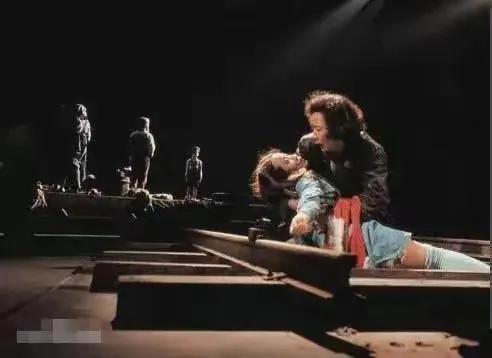 回顾胡军，喝酒喝不过就娶了人家，打不过就加入，结婚至今零绯闻