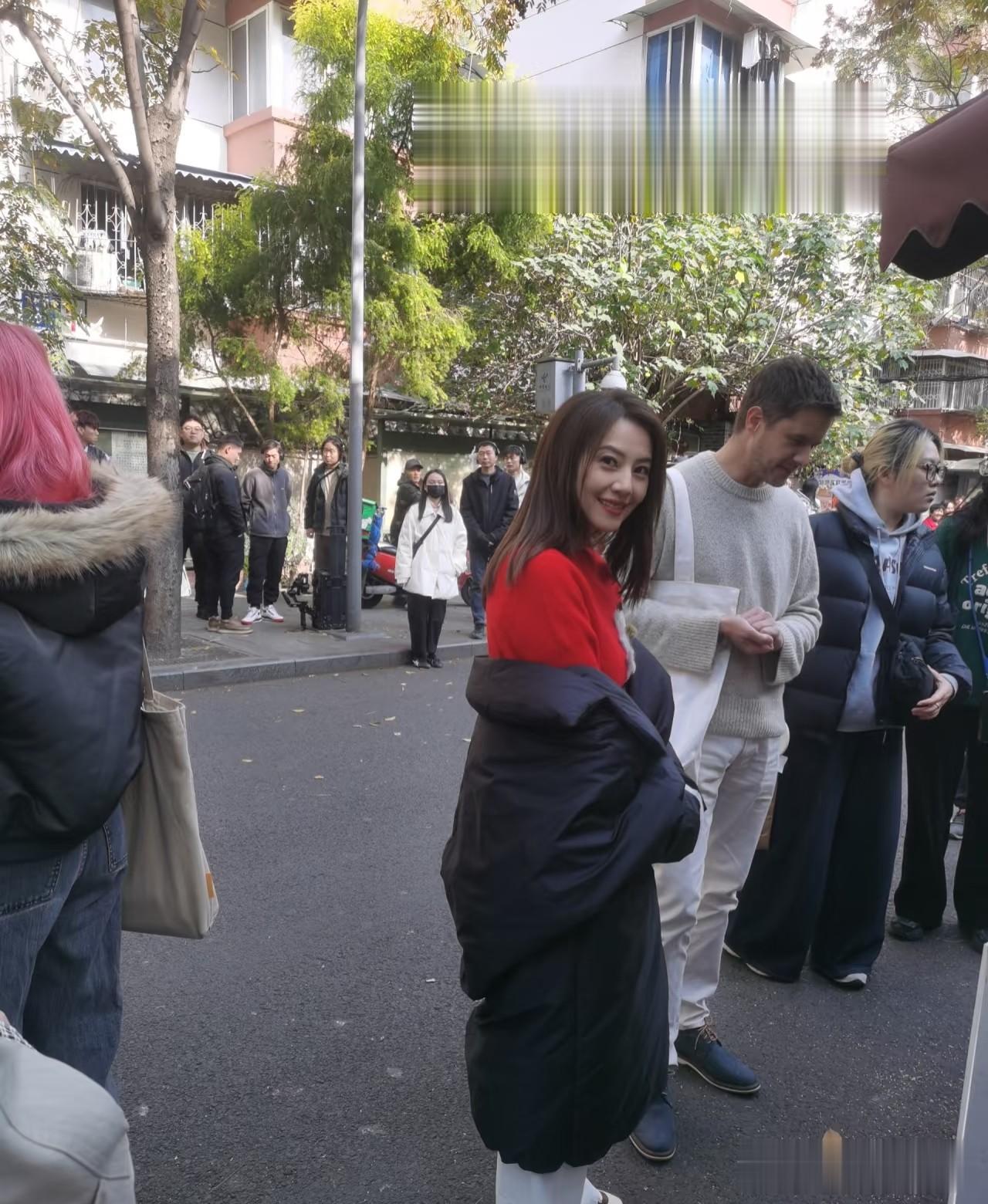 高圆圆成都街头被偶遇,穿红色毛衣好喜庆,46岁仍美得发光