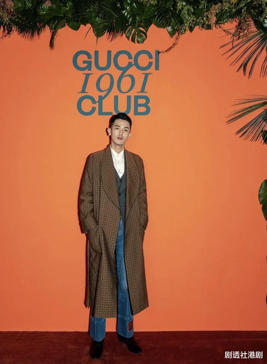 香港知名男星罕见携女友现身，情侣装搭配吸睛，被封渣男专业户