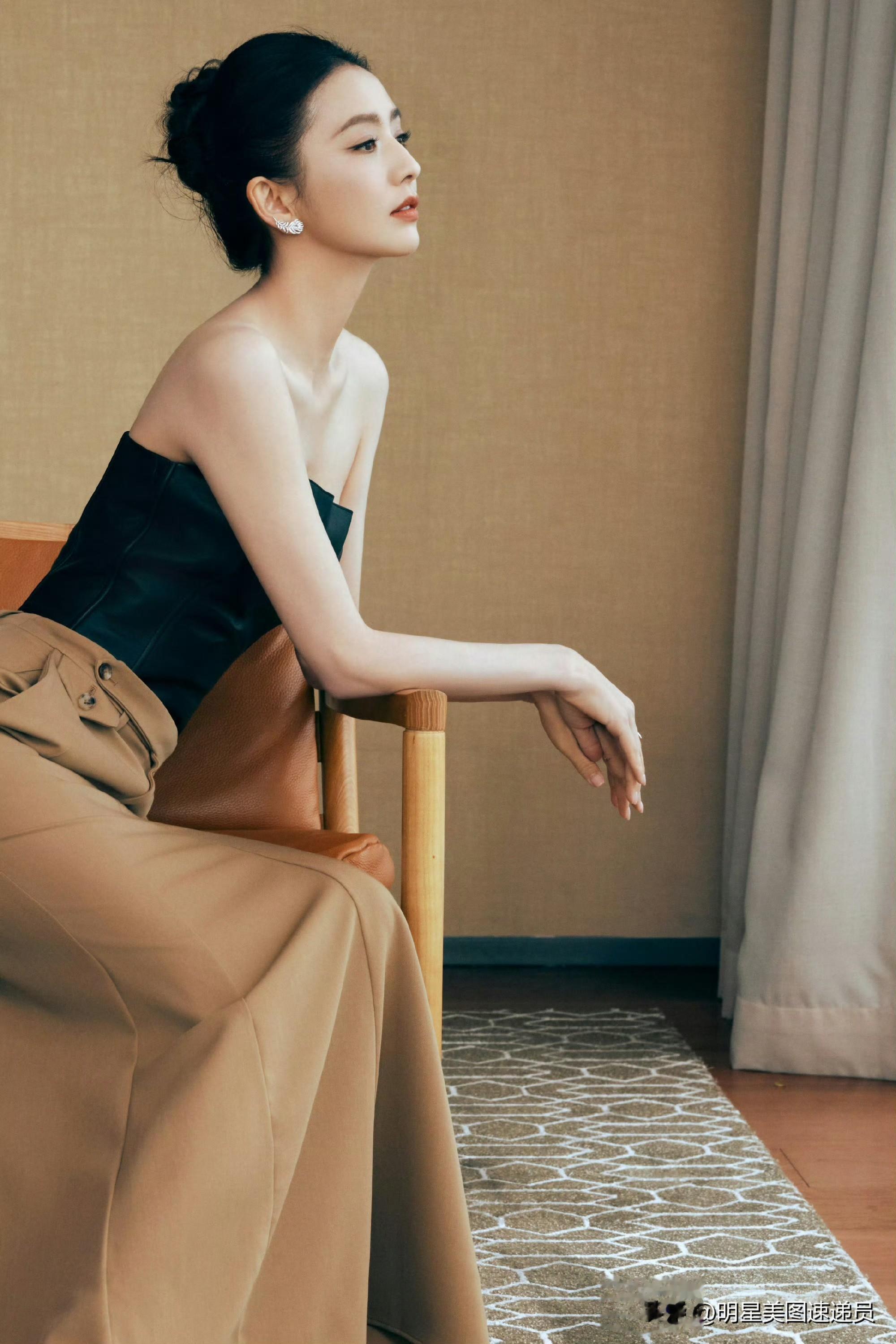 佟丽娅黑棕雅装，清冷舒展尽释温婉质感