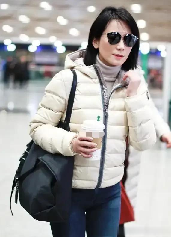 “俞飞鸿”才是穿搭高手，连帽羽绒服+牛仔裤，再穿雪地靴来减龄