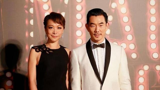 97岁李嘉诚看五月天演唱会,“自驾”电轮椅,头发眉毛都要掉光了