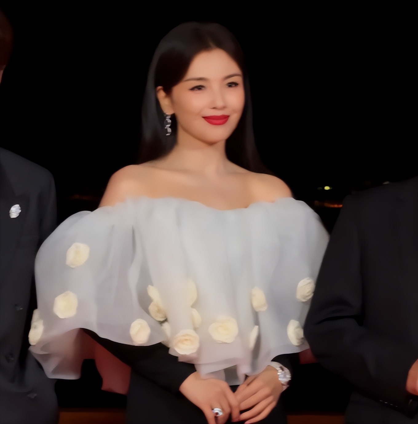 北京这一晚,座次暴露江湖地位,刘涛、倪妮坐一边,C位给了他