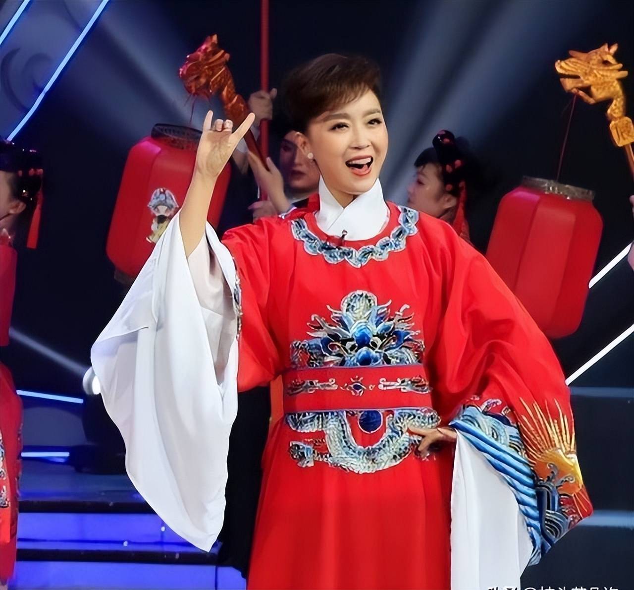 美女主持守护《梨园春》26年，如今潇洒转身，51岁不显老仍是单身