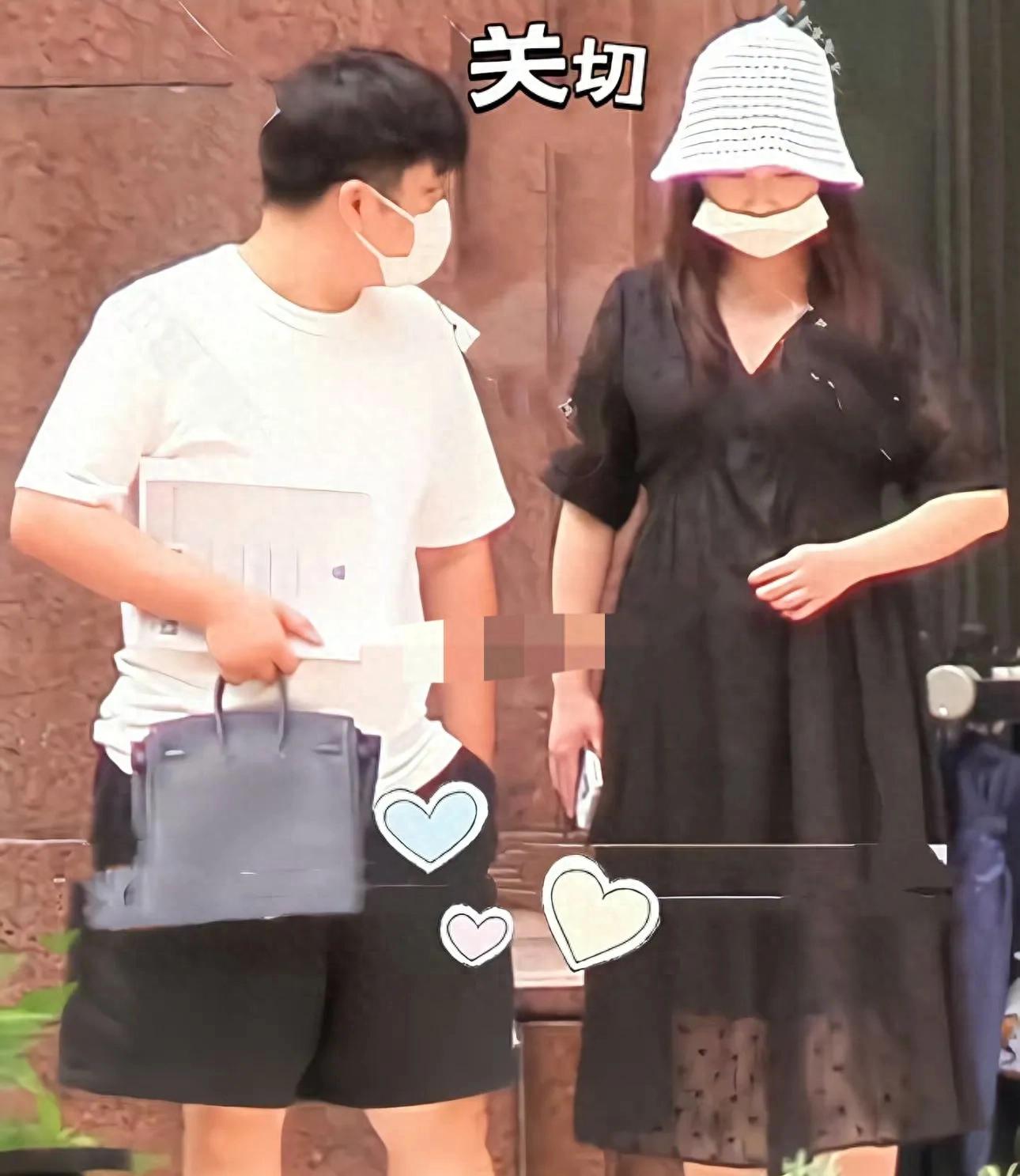 阚清子孕晚期出门，素面朝天穿着随意，老公贴心搀扶仍心情不佳