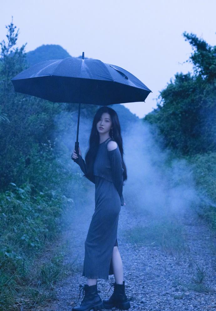 景甜简直是雨中百合！美的人神共愤了。