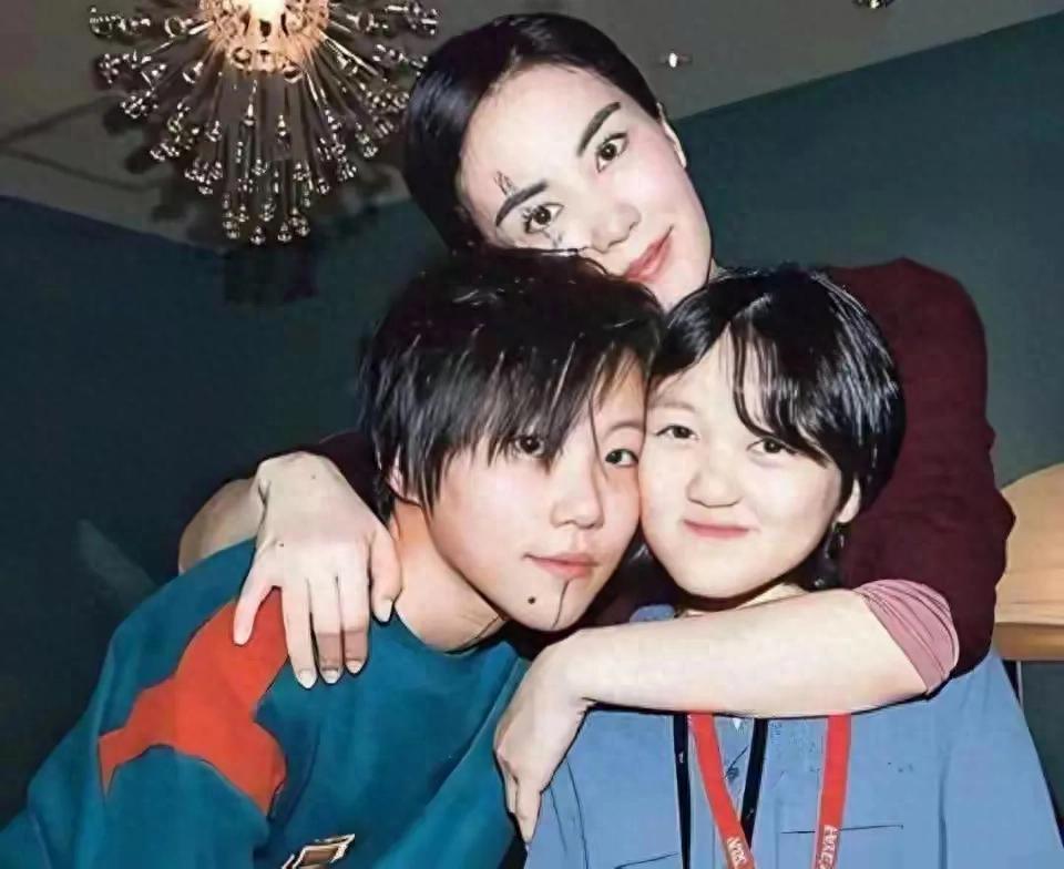 李亚鹏首次透露有四个女儿,看哭众人,视频中出现了王菲的身影