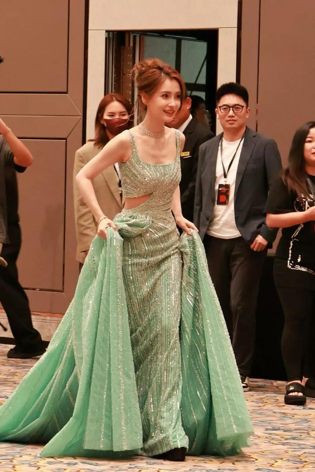 Angelababy离婚后,颜值变化真大,美出天际,把工作人员都看呆了