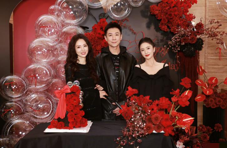 董璇46岁生日照，手捧蛋糕小腹隆起，张维伊站C位风头尽显