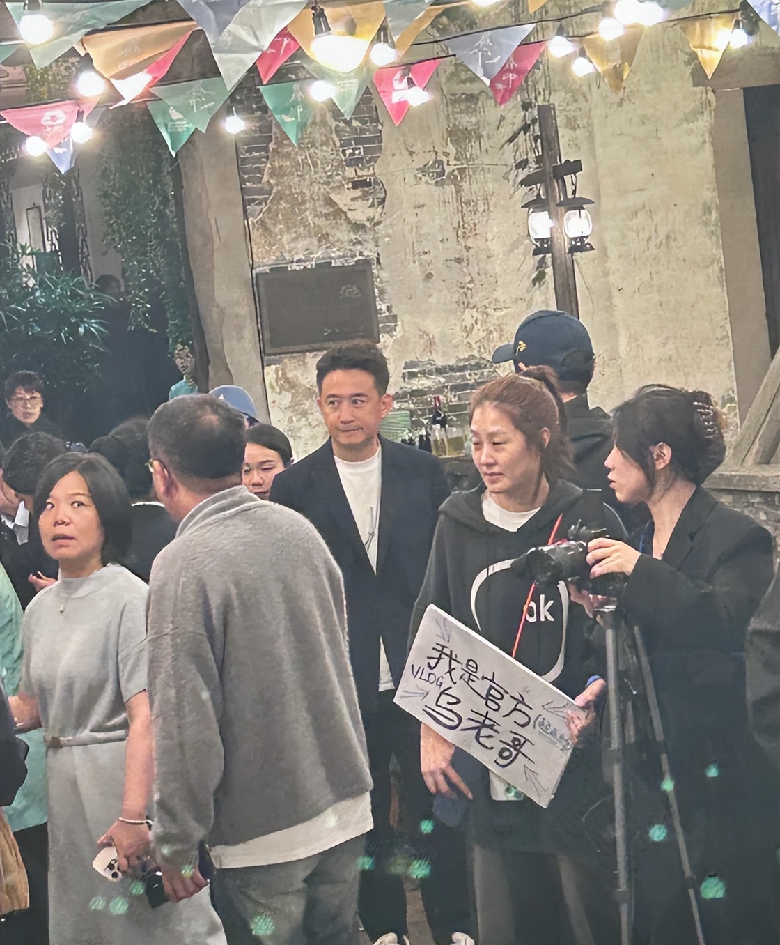 乌镇大佬聚会：刘欢满头银发，谭松韵嫩了，却被瘦下来的郝蕾惊艳