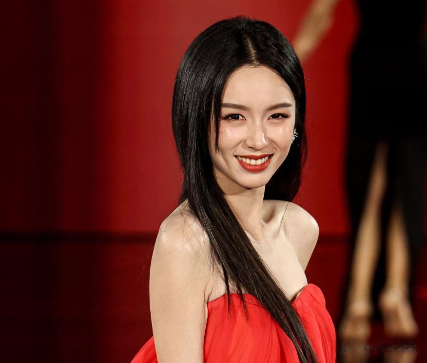 周也遭炮轰！疑向热巴翻白眼，表情多次不耐烦，还给素人甩脸色