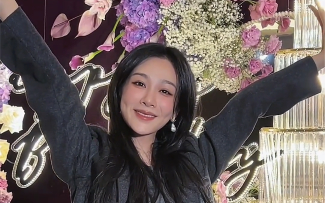 杨紫又翻车了，私下路透照片脸部僵硬垮脸老态，网友直呼撞脸蔡明