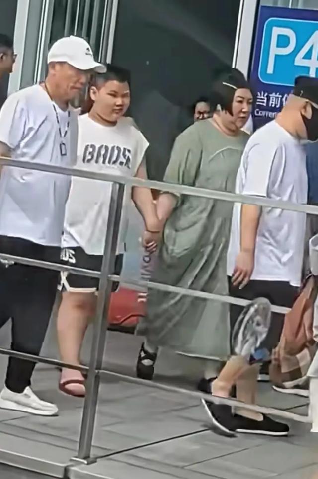 10岁郭汾阳罕露面！身高超妈妈体重目测 200 斤，郭德纲成全家最瘦