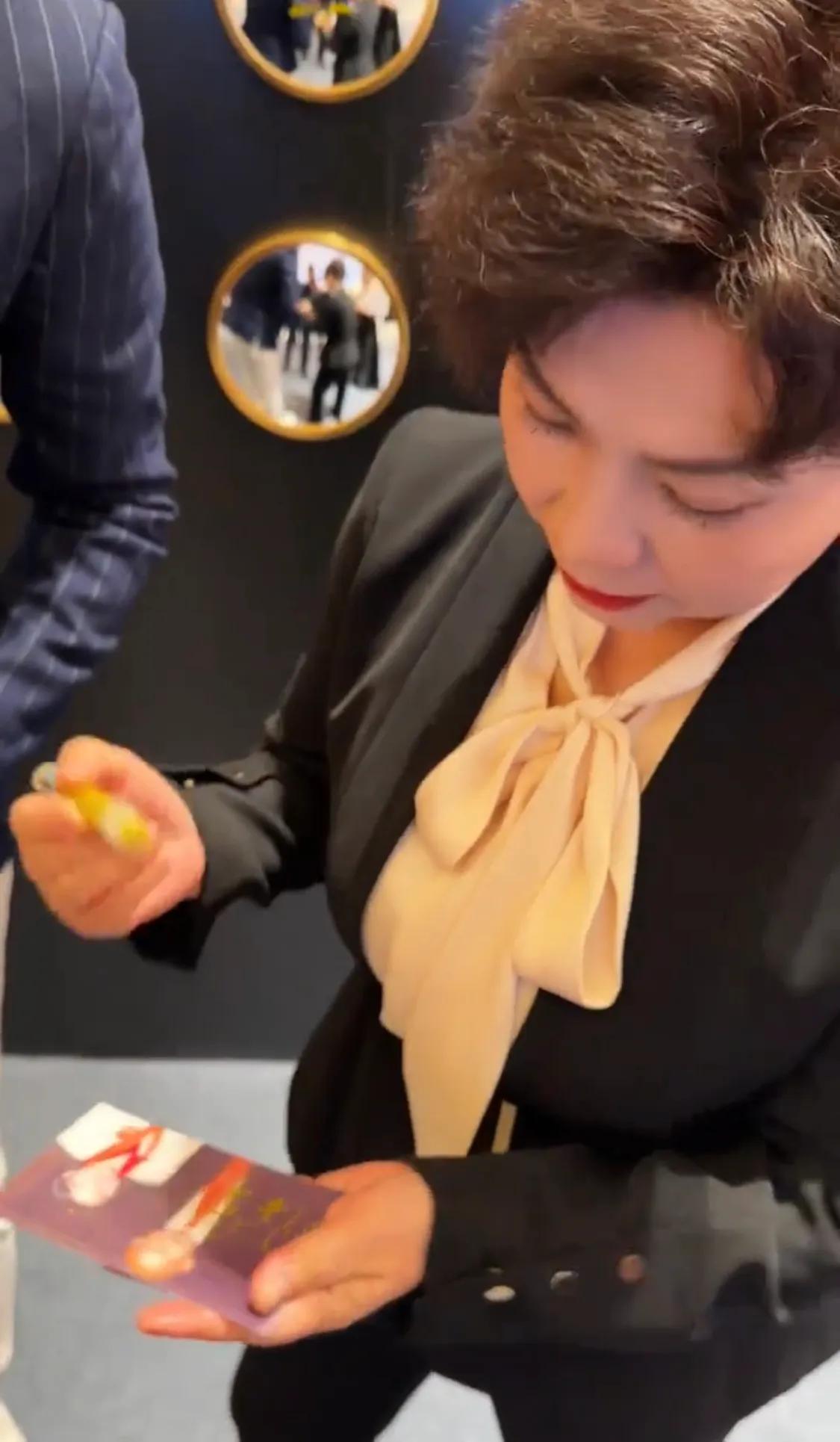 这一夜,郭晶晶戴黄金项链演讲,霍启刚穿中山装帅气,李宁很精神